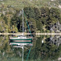 IMG_5083 22/04/2019 - Eau miroir, parfaite symétrie des formes, deux bateaux pour le prix d'un. A perfect mirror image, two boats for the price of one!